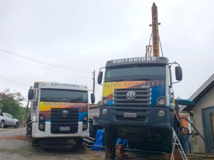 Frota de caminhões da Boituhidro para perfuração de poço artesiano