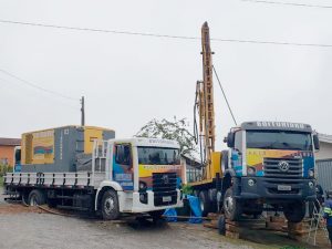 Frota de caminhões da Boituhidro para perfuração de poço artesiano